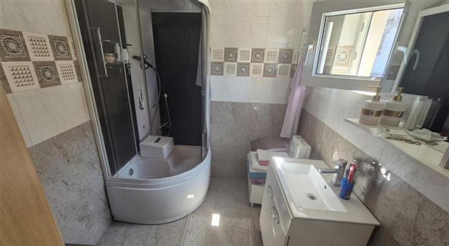 Casă individuală cu 5 camere cu Canalizare în Doamna Ghica