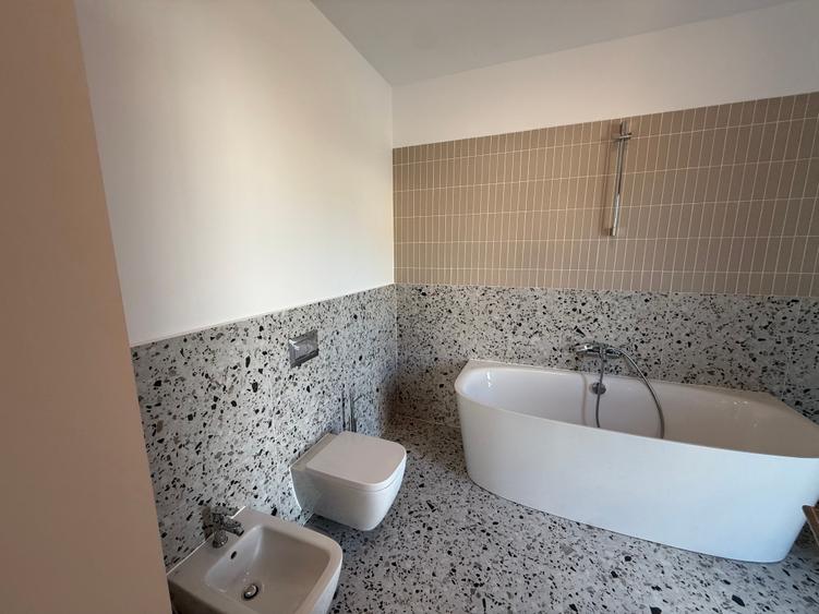 Apartament cu 3 camere în Sisești