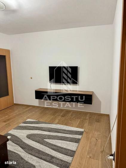 Apartament cu 3 camere semidecomandat, mobilat în Girocului