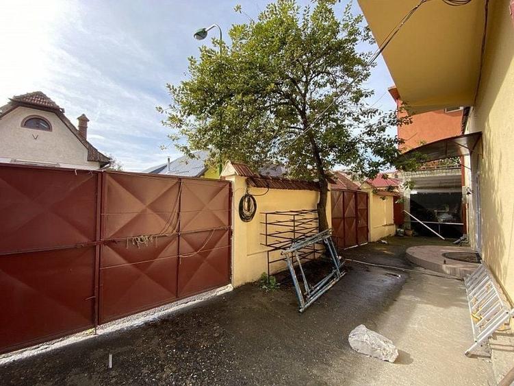 Casă individuală cu 6 camere cu Canalizare în Blumăna