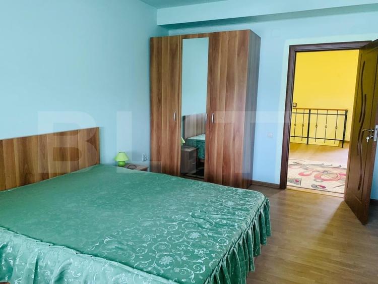 Casă individuală cu 7 camere cu Canalizare în Cârcea