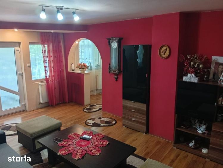 Casă cu 7 camere cu Teren 1900 Mp în Central