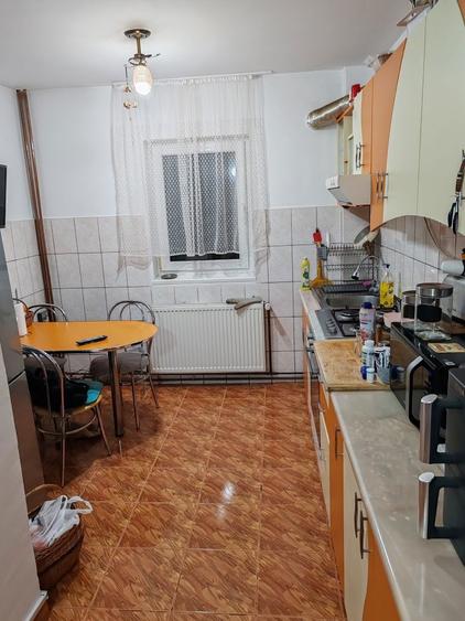 Apartament cu 3 camere semidecomandat în Central