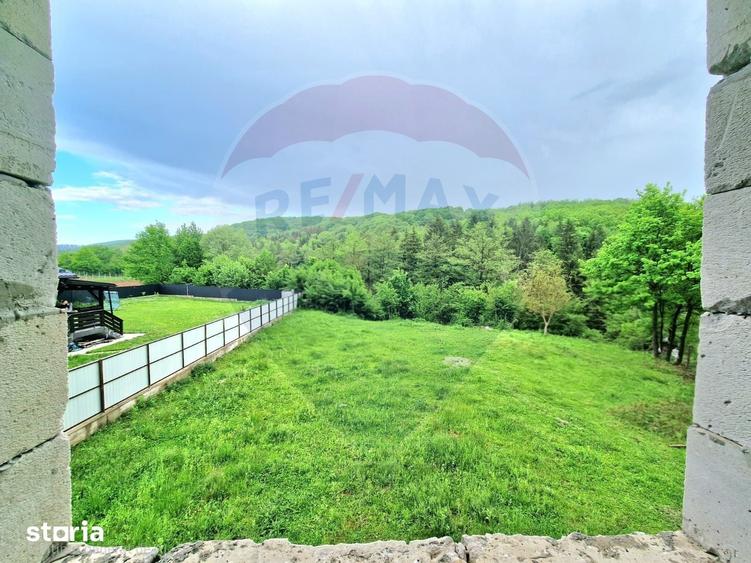 Casă cu 6 camere cu Teren 1476 Mp în Strugari
