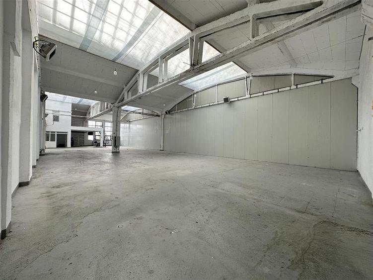 Spațiu comercial, de 2,000 mp, în Baza 3
