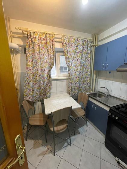 Apartament cu 3 camere decomandat în Exterior Vest