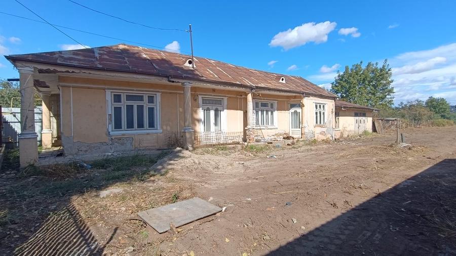 Casă cu 3 camere cu Teren 1625 Mp în Central