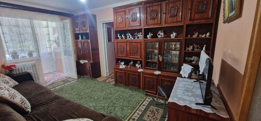 Apartament cu 3 camere semidecomandat în Km 4-5