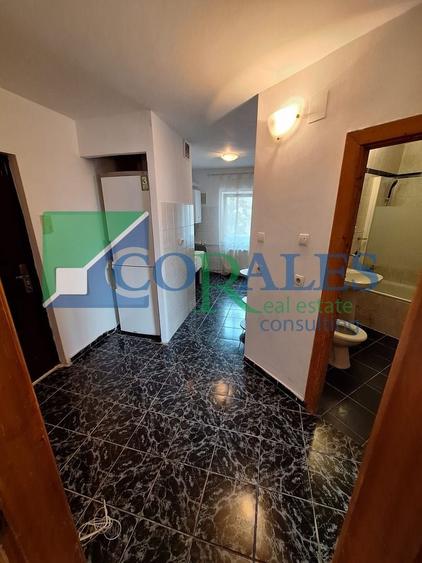 Apartament cu 3 camere semidecomandat, mobilat în Baba-Dochia