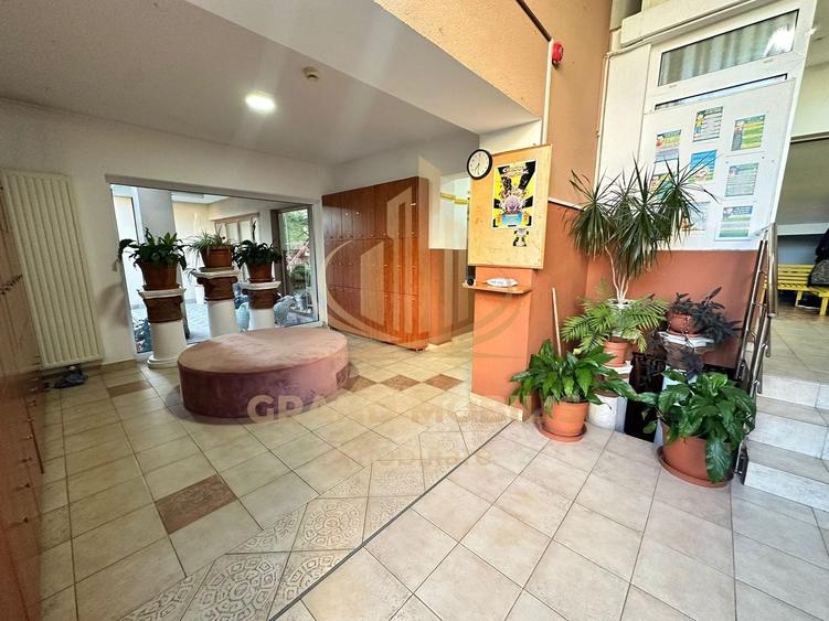 Casă individuală cu 12 camere cu Piscina în Complex Studențesc