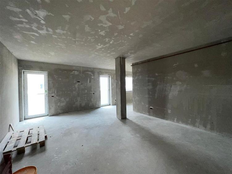Penthouse cu 3 camere semidecomandat în Orașul Vechi