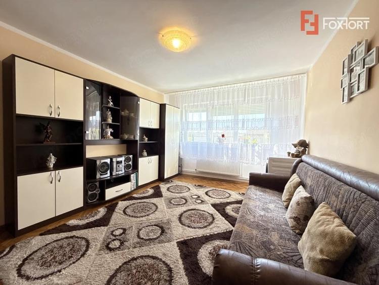 Apartament cu 4 camere semidecomandat în Cetății