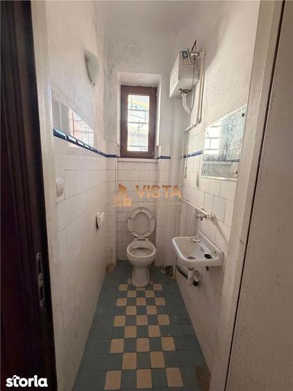 Apartament cu 4 camere semidecomandat, mobilat în Central