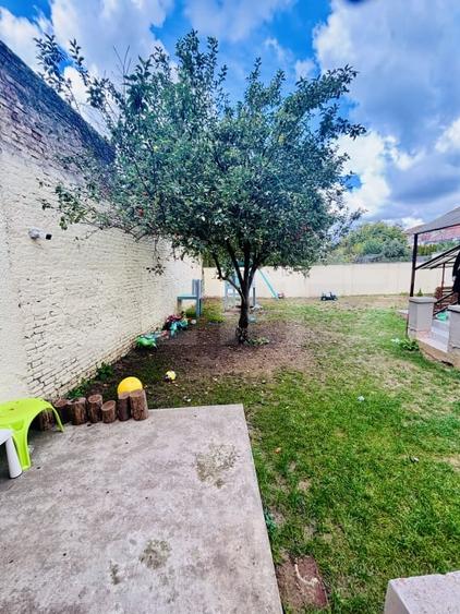 Casă individuală cu 10 camere cu Canalizare în Lunei