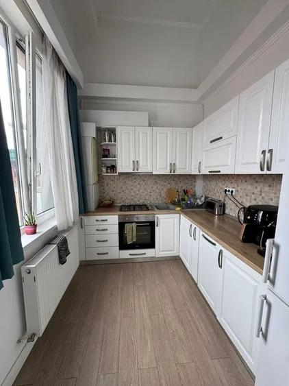 Apartament cu 3 camere semidecomandat, mobilat în Central