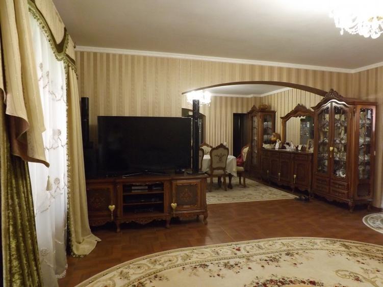Casă individuală cu 7 camere cu Canalizare în Săcele