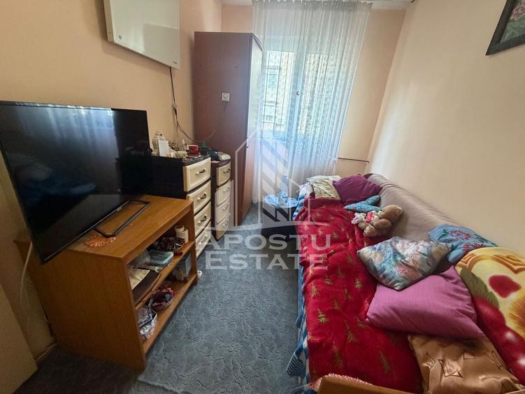 Apartament cu 3 camere semidecomandat, mobilat în Dacia