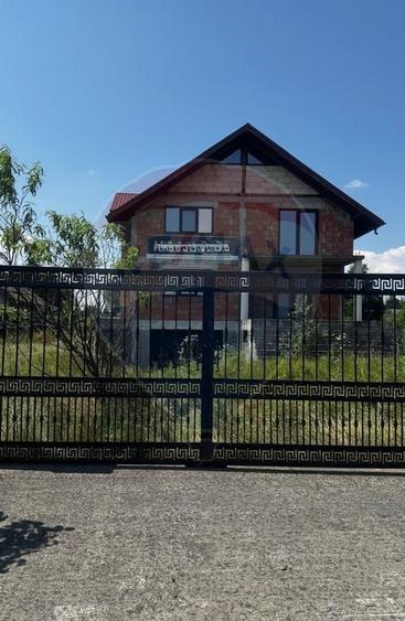 Casă cu 5 camere cu Teren 1000 Mp în Costâna