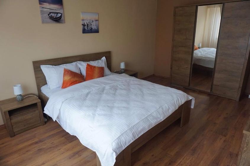 Apartament cu 3 camere decomandat, mobilat în Faleza Nord