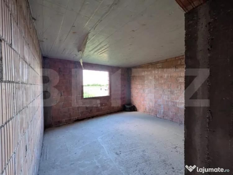 Casă cu 7 camere cu Teren 7500 Mp în Central