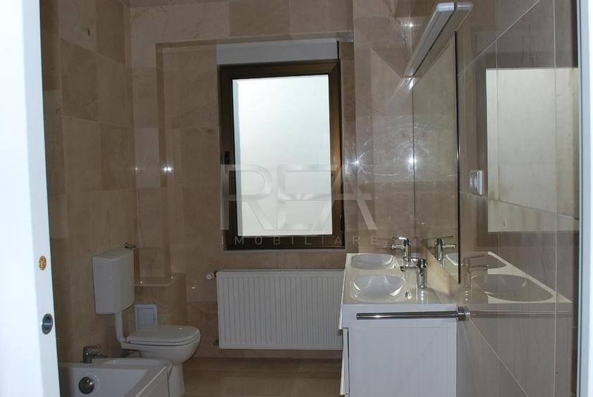 Casă individuală cu 17 camere cu Canalizare în Primăverii