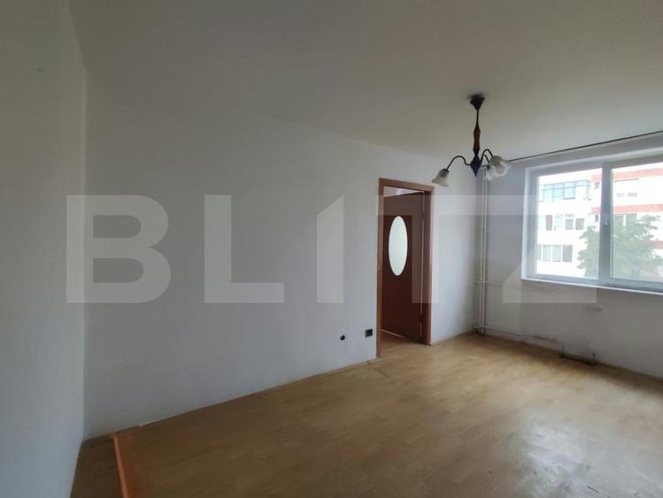 Apartament cu 3 camere semidecomandat în 22 Decembrie