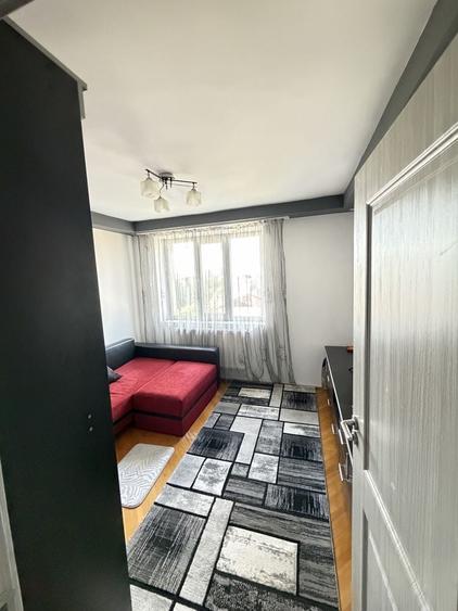 Apartament cu 3 camere semidecomandat în Exterior Vest
