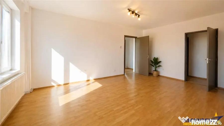 Apartament cu 3 camere semidecomandat în Vlahuță
