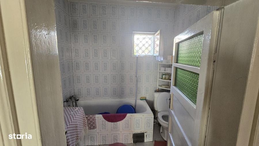 Vand casa caramida si teren 740 mp in Roman - 7