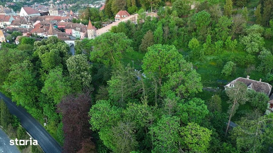 Casă cu 6 camere cu Teren 2600 Mp în Central