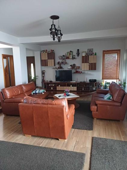 Casă cu 3 camere în Mărginenii de Sus