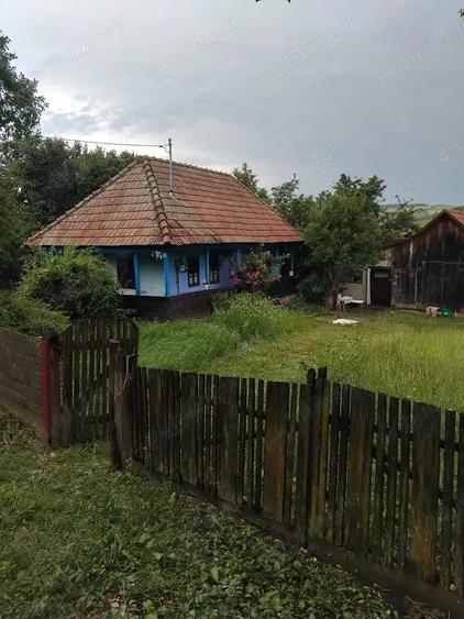Casă cu 2 camere cu Teren 3300 Mp în Răzoare