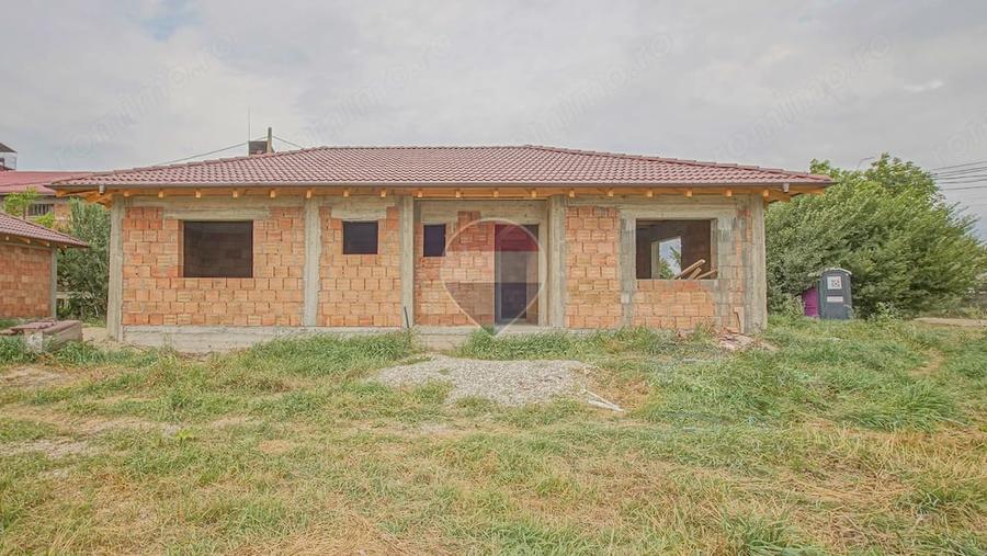 Casă cu 4 camere cu Teren 365.5 Mp în Hălchiu
