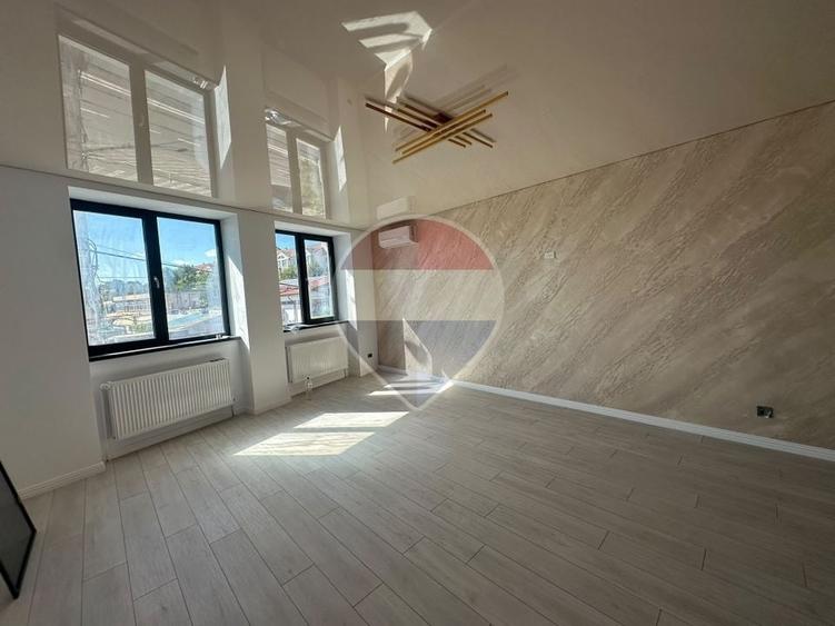Casă individuală cu 10 camere cu Teren 392 Mp în Piața Centrală