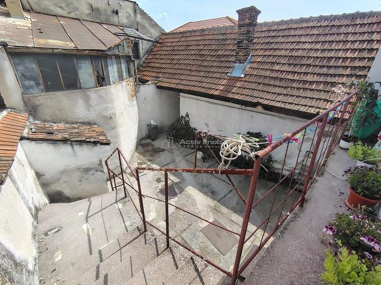 Casă cu 6 camere cu Teren 107 Mp în Central