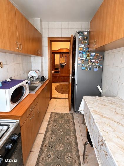 Apartament cu 3 camere semidecomandat în Dristor