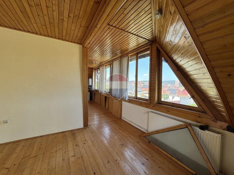 Casă cu 6 camere cu Teren 500 Mp în Est