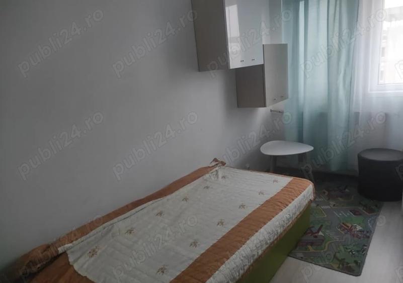 Apartament cu 3 camere semidecomandat, mobilat în Titan