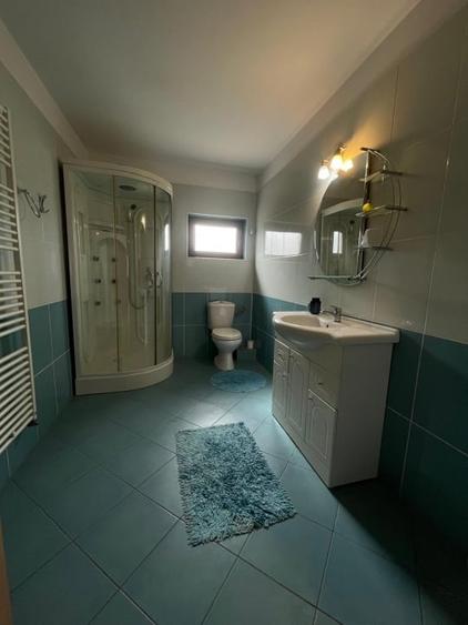 Casă individuală cu 7 camere cu Canalizare în Aradului