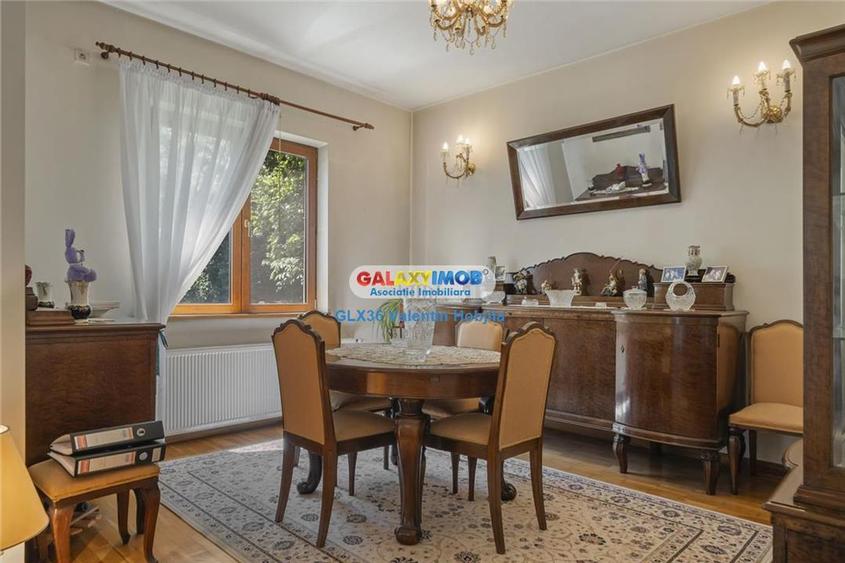Casă cu 8 camere cu Teren 1900 Mp în Lacul Tei
