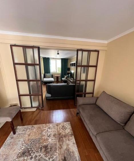 Apartament cu 4 camere semidecomandat, mobilat în Calea Călărașilor