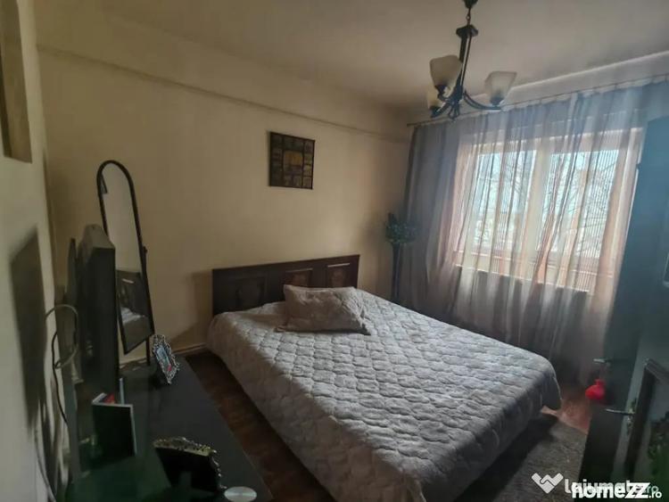 Apartament cu 3 camere decomandat în Casa de Cultură