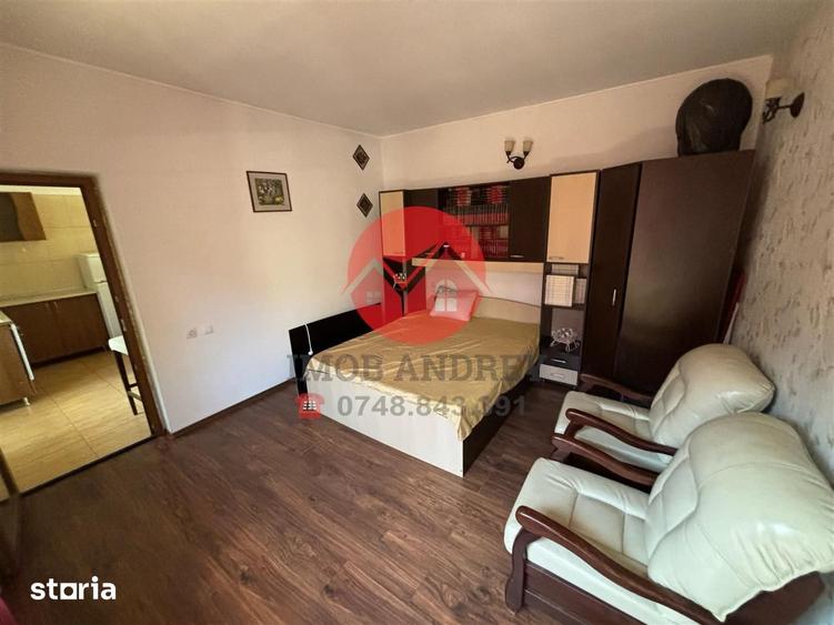 Casă cu 8 camere cu Teren 500 Mp în Pelican