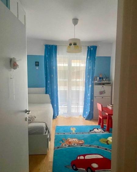 Apartament cu 3 camere semidecomandat, mobilat în Băneasa