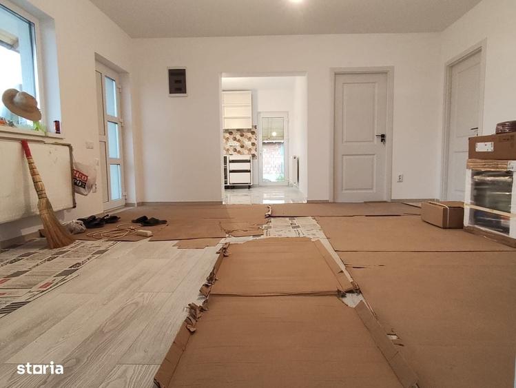 Casă cu 4 camere în Săbăreni