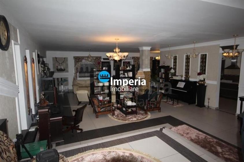 Casă individuală cu 10 camere cu Canalizare în Bucium