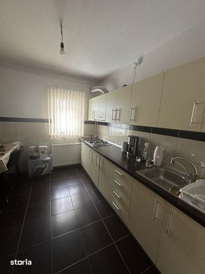 Inchiriez apartament 4 camere decomandat - 1
