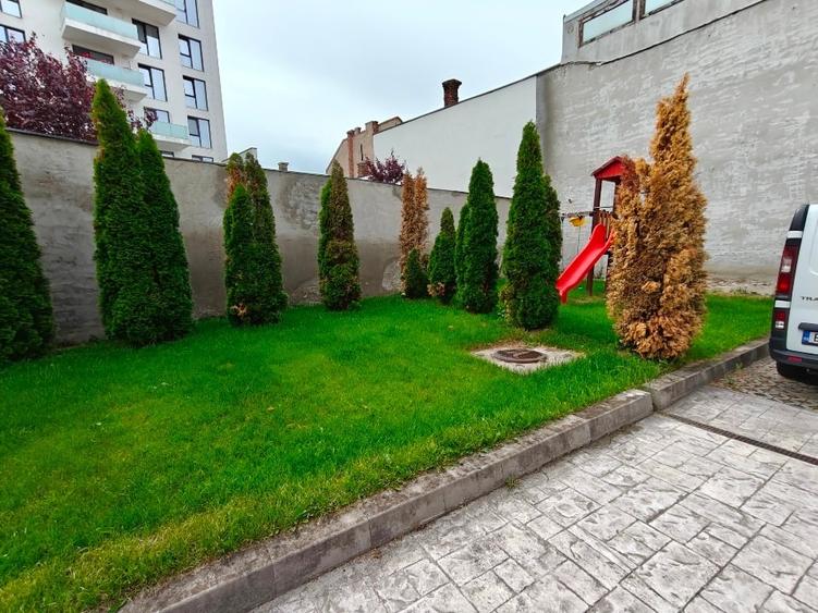 Apartament cu 3 camere semidecomandat, mobilat în Central