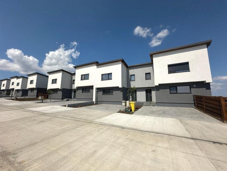 Duplex cu 5 camere cu Canalizare în Popas Păcurari