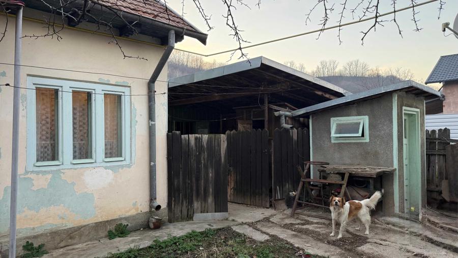 Casa batraneasca + teren de vanzare in Targu Ocna, strada Tisesti - 12